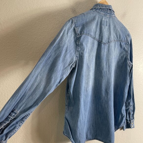 Gap Womens Medium Blue Denim Shirt Pearl Snap Western Cowgirl Rodeo Top - Picture 8 of 10